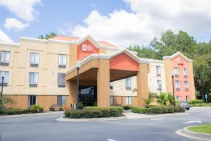 una rappresentazione di un hotel con parcheggio di Best Western Plus Richmond Hill Inn a Richmond Hill