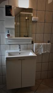 A bathroom at Óvár Apartman