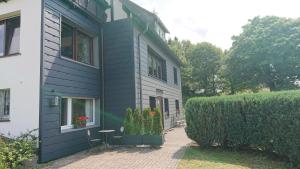 una casa azul con dos plantas delante de ella en Ferienwohnung Lenneplätze en Winterberg