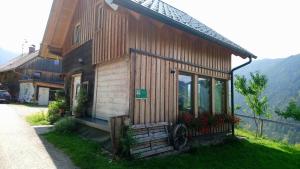 mały domek na zboczu góry w obiekcie Troadkasten Hollnhof w mieście Donnersbach