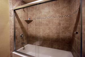The Claridge Hotel的一间浴室