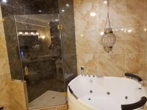 Koupelna v ubytování Entire Studio-Penthouse De Luxe + 33 fotografií