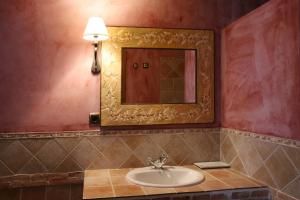 y baño con lavabo y espejo. en Casa Rural Los Pedregales, en Carenas