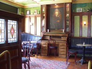 Restaurace v ubytování O'Neills Victorian Pub & Townhouse