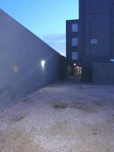 a side of a building with a light on the side at Departamento Viamonte con cochera in Bahía Blanca