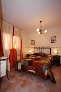 Giường trong phòng chung tại Casa Rural Los Pedregales