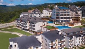 uma vista aérea de um grande edifício com um resort em K19 Milmari Resort & Spa em Kopaonik