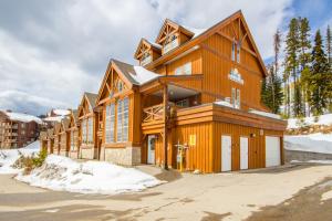 Gallery image of 3 BR 3 Bath ski in ski out with private hot tub in Big White