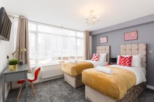 מיטה או מיטות בחדר ב-Goode House by Svelte Living
