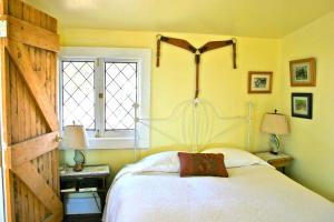 Postel nebo postele na pokoji v ubytování Old Pioneer Garden Country Inn