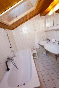 Koupelna v ubytování Apart Kaltenbacher + 26 fotografií