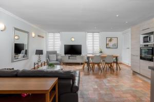 un salon avec un canapé et une table dans l'établissement My rima, à Antibes