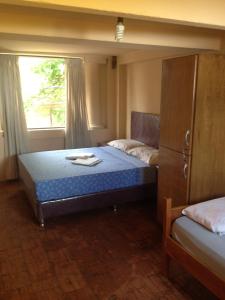 een slaapkamer met twee bedden en een raam bij Isla Francia in Asuncion
