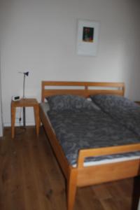 ein Schlafzimmer mit einem Bett und einem Nachttisch in der Unterkunft Ferienwohnung Goldgrund15 in Meißen