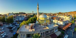 une vue aérienne d'une ville avec une mosquée dans l'établissement EPHESUS CENTRUM, à Selçuk