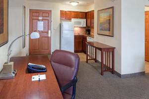 cocina con mesa, silla y escritorio en Staybridge Suites - Philadelphia Valley Forge 422, an IHG Hotel, en Royersford