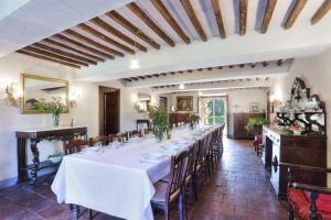 un comedor largo con una mesa larga con sillas en Villa Clara, en Lucca