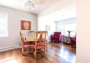 a dining room with a table and chairs at LOVELY HOME 10 MINUTES TO DOWNTOWN !!! in Victoria