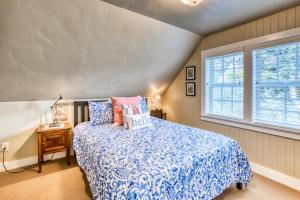a bedroom with a bed and a window at Seaside Classic Cottage in Seaside