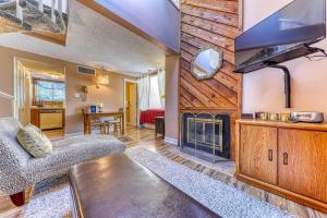 sala de estar con chimenea y TV de pantalla plana en Summit Splendor, en Gatlinburg