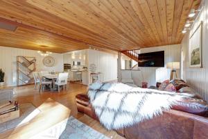 uma sala de estar com um sofá e uma mesa em Tree House em Sea Ranch