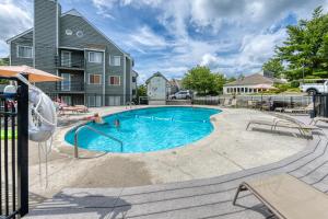 una piscina con un tobogán en una casa en Summit Splendor, en Gatlinburg