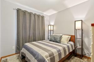 Un pat sau paturi într-o cameră la Coeur d'Alene Cozy
