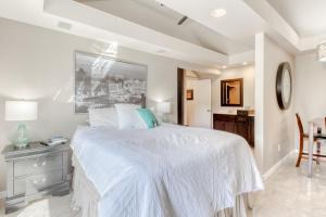 um quarto com uma grande cama branca e uma mesa em Apricot Ridge em East Wenatchee