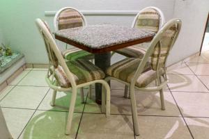 stół z 2 krzesłami oraz stół ze stołem i stołem z krzesłami w obiekcie Motel Caribe w mieście Kordoba