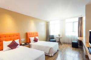 Ένα ή περισσότερα κρεβάτια σε δωμάτιο στο Fortuna Hotel Hanoi