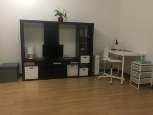 TV a/nebo společenská místnost v ubytování Victoria's Apartment