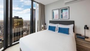 墨爾本的住宿－Avani Melbourne Central Residences，卧室设有一张白色大床和大窗户