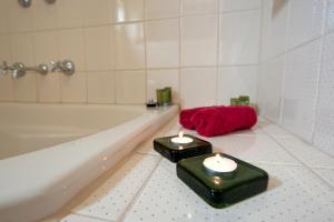 2 velas en el suelo de un baño con bañera en Johanna River Farm & Cottages, en Johanna 40 fotos más