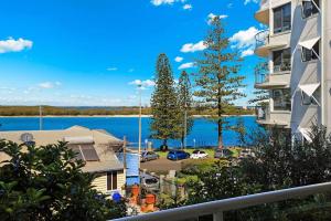 vistas al agua desde el balcón de un edificio en Cerulean Apartments, en Caloundra