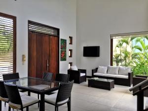 a living room with a table and a couch at Lagos del Peñon: Casa 10 - Puerto Madero in Girardot