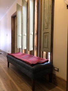 a bench sitting in the middle of a room at Casa Columpio Casavino in Casablanca