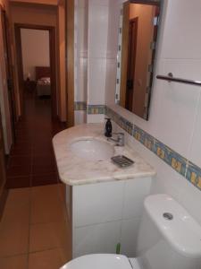 un bagno con lavandino, WC e specchio di Estrela do Mar - 100m da praia a Peniche Altre 32 foto