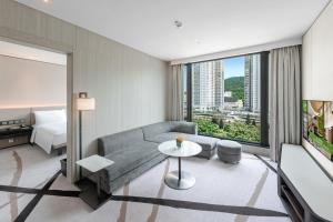 Khu vực ghế ngồi tại ALVA HOTEL BY ROYAL