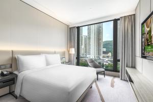Giường trong phòng chung tại ALVA HOTEL BY ROYAL