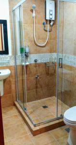 um chuveiro com uma porta de vidro na casa de banho em LaVie Hotel em Vigan