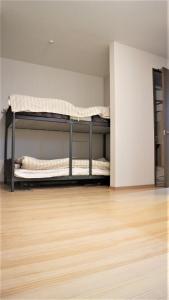 Cette chambre comprend 2 lits superposés et du parquet. dans l'établissement Sadie's Home, à Waizumi