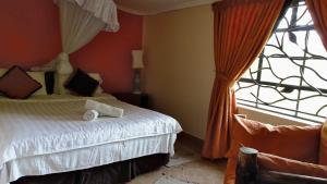 1 dormitorio con cama y ventana en Osoita Lodge, en Nairobi