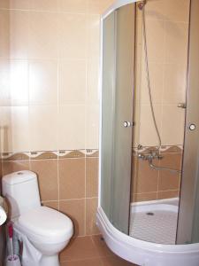 Koupelna v ubytování Hotel MIRA + 37 fotografií