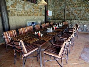 einen langen Holztisch und Stühle in einem Zimmer in der Unterkunft Osoita Lodge in Nairobi