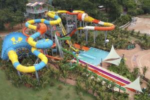 an aerial view of a water park with a roller coaster at OPR - Resort em Olimpia Frente Piscina in Olímpia