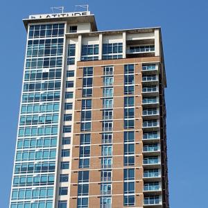 un edificio alto con un cartel encima en Latitude Med Center, en Houston