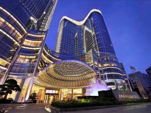 um grande edifício com um monte de luzes sobre ele em Sofitel Guangzhou Sunrich - Registration Service and Free Shuttle Bus to Canton Fair Complex em Guangzhou