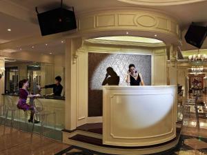 広州市にあるSofitel Guangzhou Sunrich - Free Shuttle Bus to Canton Fair Complex & Overseas Buyer Registration Services during Canton Fair Periodのバーで携帯電話を話している女性 +91枚の写真