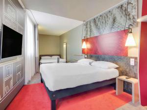 Un ou plusieurs lits dans un hébergement de l'établissement ibis Saint Germain en Laye Centre