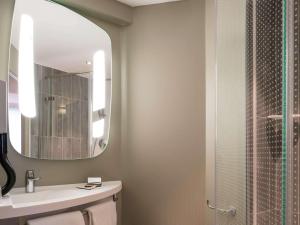 Salle de bains dans l'établissement ibis Saint Germain en Laye Centre